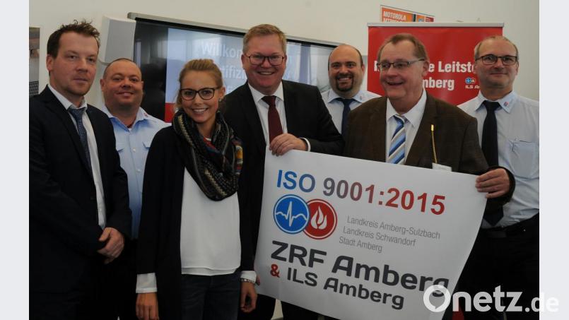 Stolz auf ihre „Ohne Wenn und Aber“-Zertifizierung sind die Geschäftsführer Stefan Neppl (links) und Tanja Richthammer, die Qualitätsmanagementbeauftragten Alexander Reiser (Zweiter von links) und Andreas Uber (rechts), Leitstellenleiter Stefan Brunner (Dritter von rechts) und OB Michael Cerny (Mitte). Die Zertifizierung erfolgte durch Auditor Edgar Hoffmann (Zweiter von rechts). Bild: gf