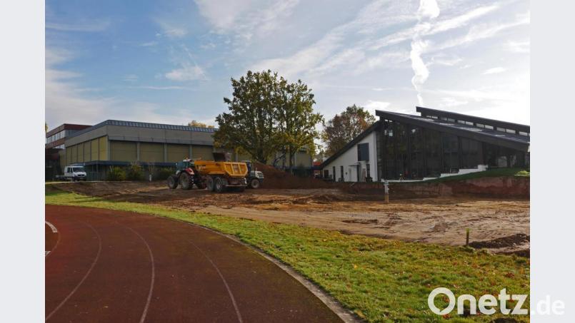 Die Erdarbeiten für den neuen Allwetterplatz haben bereits begonnen. Er liegt künftig zwischen Hallenbad (rechts) und Sportplatz. Bild: tr