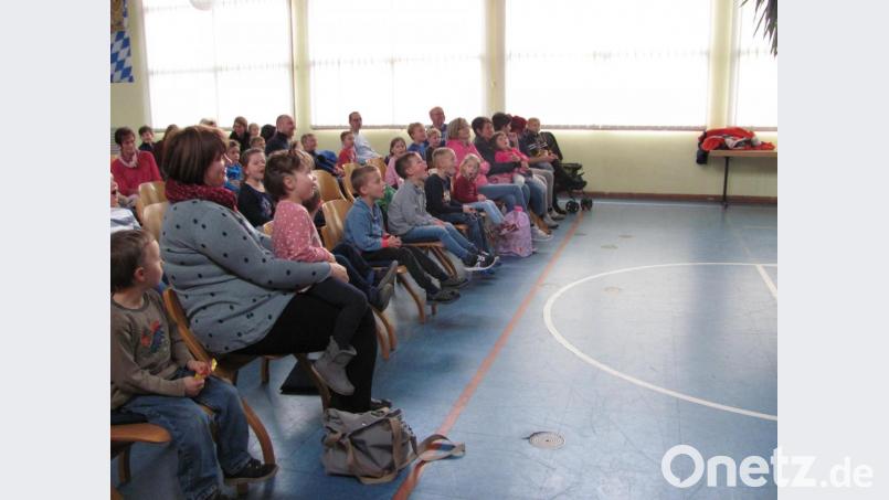 Spannend war am Samstag die Geschichte vom &quot;Nachtgespenst&quot;: Zahlreiche Kinder aus Mantel und Umgebung sind mit Eltern oder Großeltern gekommen, um einen vergnügten Nachmittag im Rahmen des Ferienprogrammes der SPD zu erleben. Bild: sei