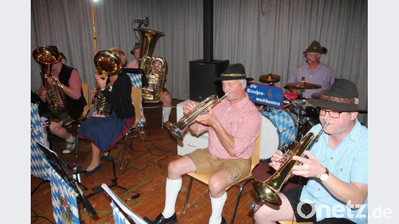 Die Straßenmusikanten, unter ihnen auch Josef Schneider (vorne Zweiter von rechts), sorgten für einen tollen vergnüglichen Abend im Wondreber Jugendheim. Bild: kro