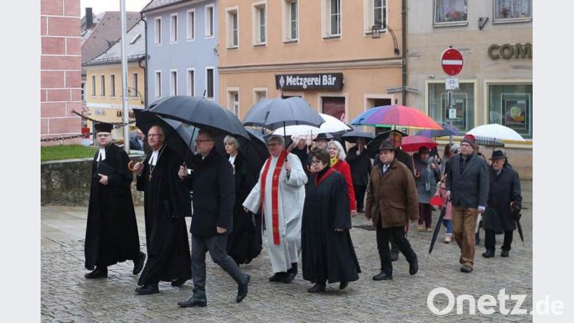 Den Zug der Evangelischen Männerbünde Sulzbach und Rosenberg führen (erste Reihe, von links), Dekan Karlhermann Schötz, Regionalbischof Klaus Stiegler und Bürgermeister Michael Göth an. Bild: Bernd Müller