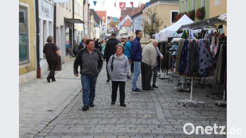 Vielfach wurde die Gelegenheit zum Einkaufsbummel durch die Altstadt genutzt. Bild: sns