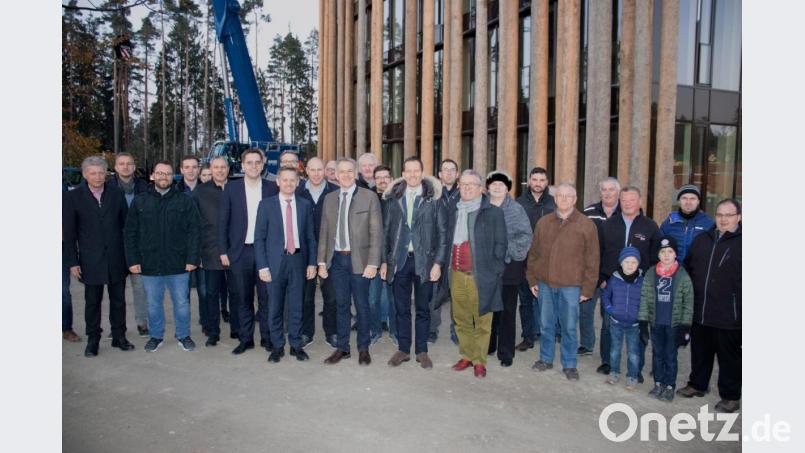 Die Besuchergruppe um (vorne von links) Bürgermeister Lothar Müller, JU-Kreisvorsitzenden Matthias Grundler, Europaabgeordneten Christian Doleschal, MdL Tobias Reiß, stellv. Landrat Roland Grillmeier, MdB Albert Rupprecht und Bezirksrat Toni Dutz ließen sich von den Prokuristen Michael Wachsmann (Zweiter von links) und Andreas Sandner den beeindruckenden Neubau der Ziegler Group präsentieren. Bild: flt