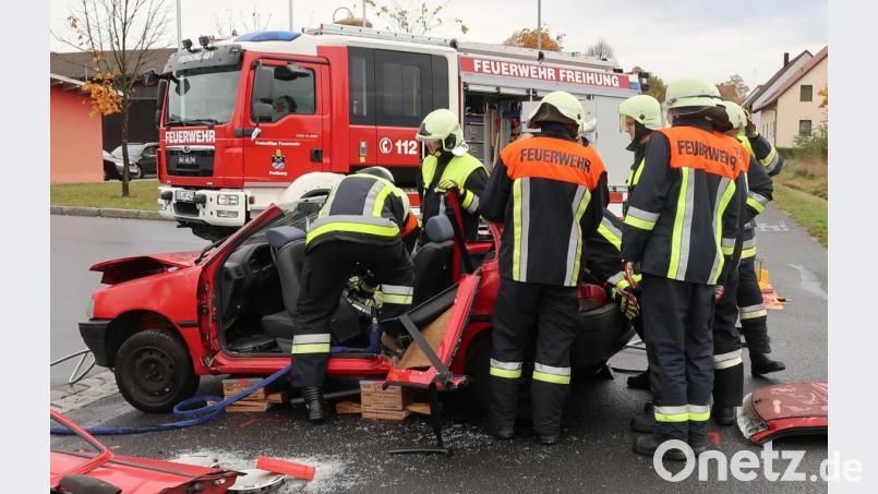 Mit vereinten Kräften den Verunglückten so schonend wie möglich aus dem Unfallwrack zu retten: Das übten Aktive der Feuerwehr Freihung bei ihrem Ausbildungsnachmittag. Bild: rab
