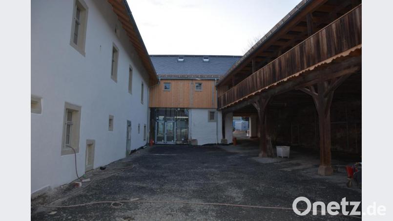 Der Zugang zum Schafferhof und Museum wird barrierefrei sein. Eine Einführung für die Besucher wird es unter der Remise (rechts) geben, die als Dauerausstellung zu sehen sein wird. Bild: jr