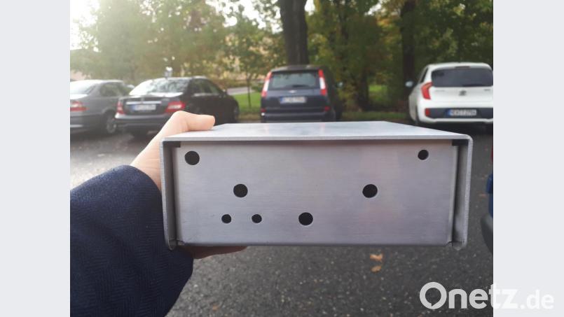 Nach ihren Besuchen in Jachýmov und Flossenbürg machten sich die Berufsschüler aus Tschechien und der Oberpfalz an den Nachbau des Häftlingsradios. Ein kleiner Kasten aus Metall bildet das Gehäuse. Bild: BSZ Wiesau/exb