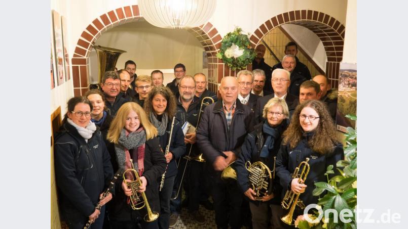 Auch die Musikerinnen und Musiker der Stadt-und Jugendblaskapelle “Grenzlandbuam” überraschten ihr langjähriges Mitglied Max Weigl mit einem Geburtstagsgruß. Bild: exb