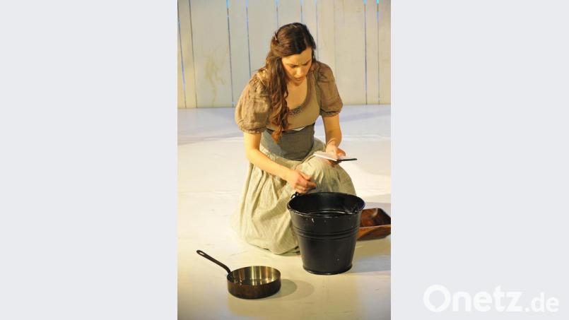 Szenenbild aus Aschenbrödel. Bild: exb/Landestheater Oberpfalz