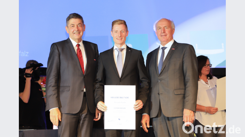 Alexander Pamler mit dem Präsidenten des Bayerischen Handwerkstages, Franz Xaver Peteranderl (rechts) und HWK-Präsident Dr. Georg Haber. Bild: exb/Rudi Merkl