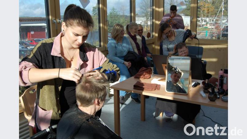 Mit Begeisterung nehmen Bewohner der Förderstätte im HPZ in Irchenrieth das Angebot des Friseursalons &quot;Goldene Schere&quot; aus Pfreimd für ein kostenloses Styling an. Die Frisörinnen Hannah Bauer und Erika Wagner opfern dafür lobenswert ihre Freizeit. Bild: grm