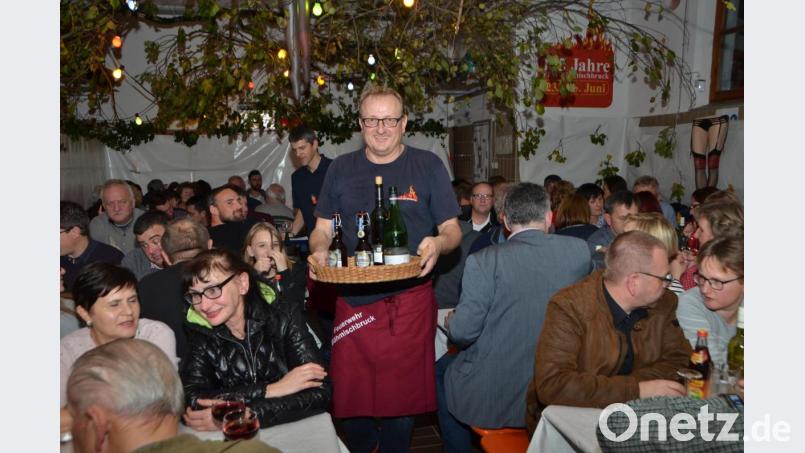 Ein volles Haus krönt das erste &quot;Beinfest&quot; der Feuerwehr Böhmischbruck. Vorsitzender Reinhard Wiesent strahlt angesichts dieses Erfolgs. Bild: dob