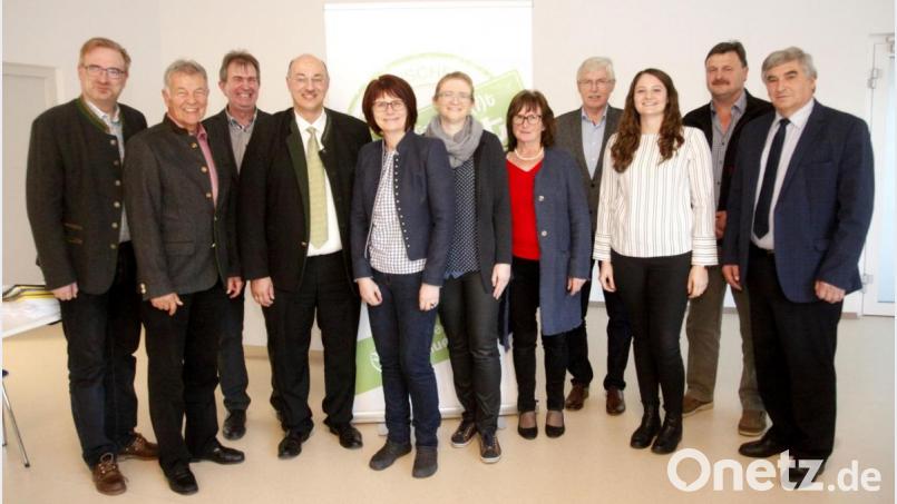 Bauernverbandsvertreter und Politiker im Gespräch (von links): Alexander Flierl, Joachim Hanisch, Josef Irlbacher, Josef Wittmann, Claudia Schmalzbauer, Manuela Pronath, Agnes Beer, Georg Mayer, Alexandra Gietl,Johann Hahn und Karl Holmeier. Bild: Hirsch