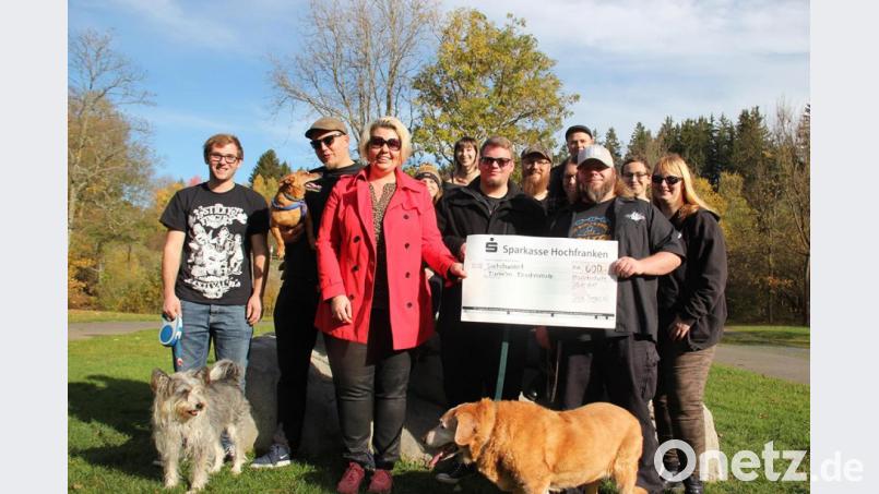 600 Euro übergab der Verein „Sticky Fingers“ dem Kreistierschutzverein Tirschenreuth. Petra Schödlbauer (Dritte von links) nahm den Scheck von Sticky-Fingers-Vorsitzendem Tobias Berz (vorne rechts) entgegen. Bild: abi