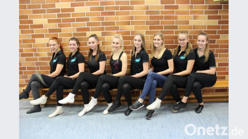 Acht junge Damen der Prinzengarde des Neustädter Faschingsvereins bereiten sich intensiv auf die kommende Saison vor. Der Gardetanz sitzt beinahe perfekt. Bild: prh