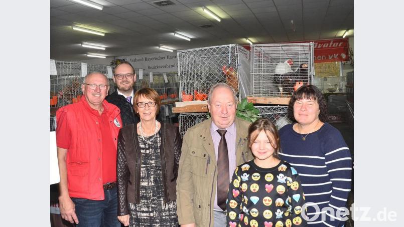 Gemeinsam eröffnen (von links) Ewald Zetzl, Andreas Meier, Margit Kirzinger, Willibald Roauer und Chrstine Welnhofer die 70. Oberpfälzer Bezirksgeflügelschau in der Pfreimdtalhalle des Waidhauser Kleintierzuchtvereins. Bild: fjo