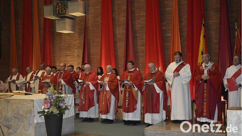 13 Priester, zwei Diakone, 40 Ministranten und die KAB-Fahnenabordnungen aus Thurndorf, Troschenreuth und Pegnitz sind am Altar versammelt. Bild: sck