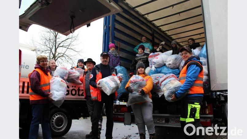 Von den Sammelautos wanderten die Säcke gleich in den großen bereitgestellten Lastwagen. Bild: njn