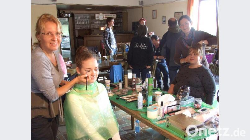 Zwar im Hintergrund, aber mit großem Engagement kümmern sich Martina Wettinger (links) und Angelika Gollwitzer (Zweite von rechts) um das Aussehen der Bühnendarsteller. Bild: fjo