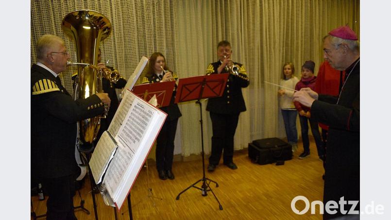 Erzbischof Schick dirigiert den Bergmannsmarsch "Glückauf". Bild: sck