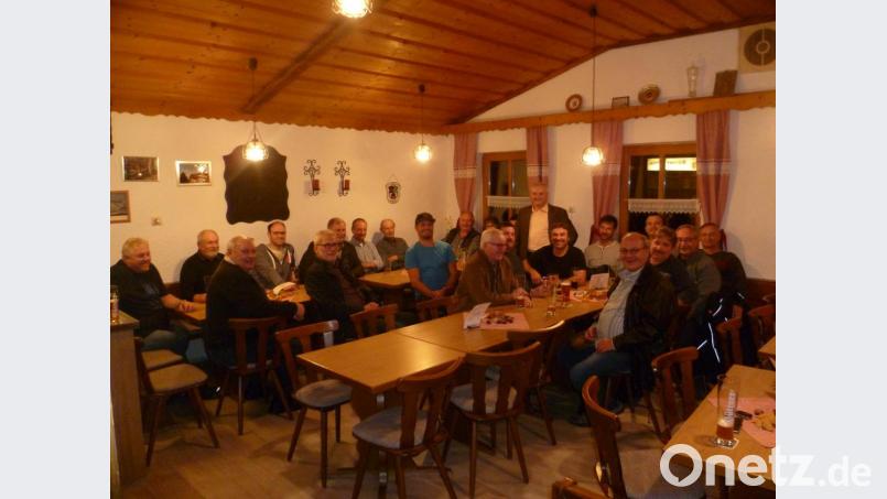 Eine angeregte Diskussion entstand beim Bürgerstammtisch der Kulmainer CSU in der Schutzhütte in Altensteinreuth. CSU-Ortsvorsitzender Günter Kopp (stehend) informierte über viele Investitionen in der Gemeinde Kulmain. Bild: sat