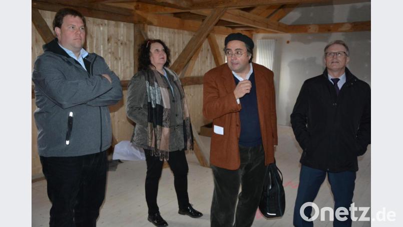 Hier werden künftig die Marktratssitzungen stattfinden. Bezirksheimatpfleger Dr. Tobias Appl, Kreisheimatpflegerin Maria-Magdalena Stöckert, Architekt Gerhard Plaß und Bürgermeister Max Bindl zeigen sich beeindruckt. Bild: jr