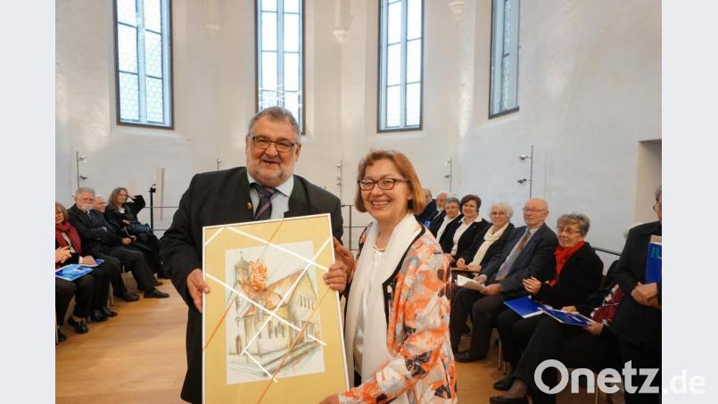 Ein Höhepunkt in den sechs Jahren Dienstzeit von Irene Friedrich (rechts) in Nabburg war die Einweihung des evangelischen Gemeindezentrums &quot;Dietrich-Bonhoeffer-Haus&quot; vor sechs Monaten. Bürgermeister Armin Schärtl (links) überreichte ihr dabei für das Gebäude ein Bild. Archivbild: Christoph Dotzler