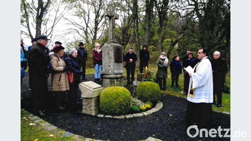 Pfarrer Konrad Amschl segnete die Gräber im Friedhof der ehemaligen Ortschaft Paulusbrunn. Bild: Ingrid Leser/exb