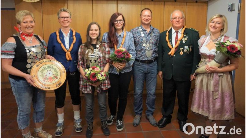 Den neuen Königen gratulierten die Vorgänger und Schützenliesl Christina Hößl. Im Bild (von links) Jutta Hößl, Kerstin Knegten, Carina Thoma, Stefanie Müller, Stefan Neugebauer, Stefan Kraus und Christina Hößl. Bild: wro