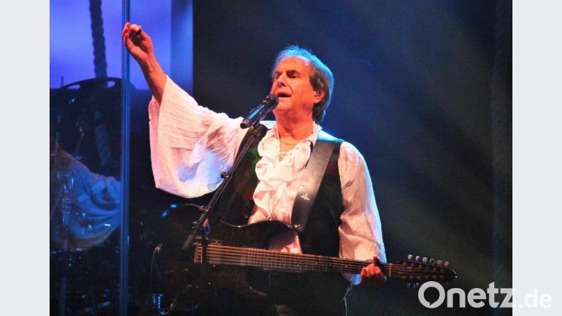 Chris de Burgh präsentierte sich in der Bayreuther Oberfrankenhalle als musikalischer Geschichtenerzähler - mal rockig, mal gefühlvoll und immer mit satter Stimme. Bild: stg