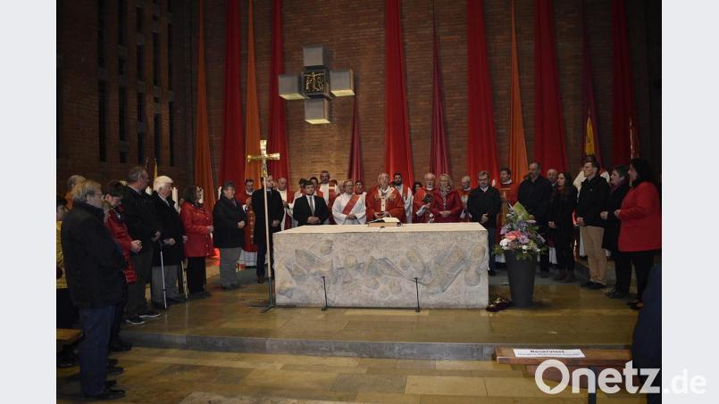 Erzbischof Schick segnet die Seelsorgebereichsräte. Bild: sck