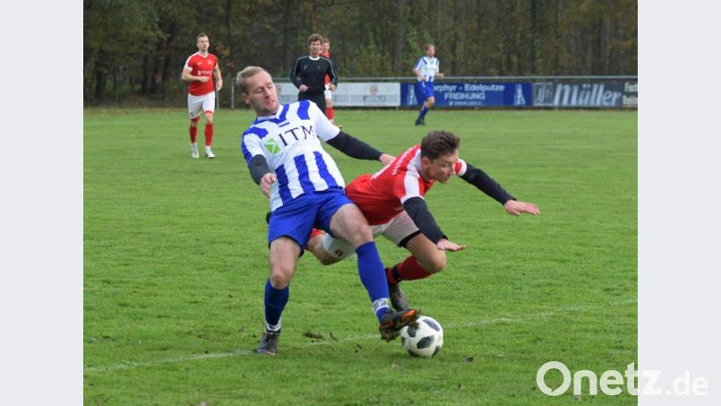 Jakob Hammer (rechts) und die DJK Irchenrieth wären beim FC Kaltenbrunn (im Bild Florian Müller) fast ausgerutscht. Doch nach einem Kraftakt stand am Ende doch noch ein klarer 4:1-Erfolg. Bild: otr