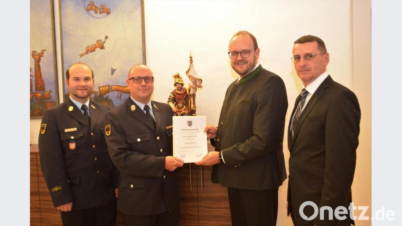 Landrat Andreas Meier (Zweiter von rechts) überreicht die Ernennungsurkunde an Alexander Kleber (Zweiter von links) im Beisein von Klaus Lotter (rechts) und Kreisbrandrat Marco Saller (links). Bild: fz