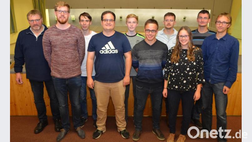 Valentin Kellner (Zweiter von links) von den St. Thomas Schützen Oberlind führt weiterhin die Gaujugend im Sportschützengrenzgau Vohenstrauß an. Sebastian Holfelner aus Waldthurn (Vierter von links) ist zum Stellvertreter gewählt worden. Bild: dob