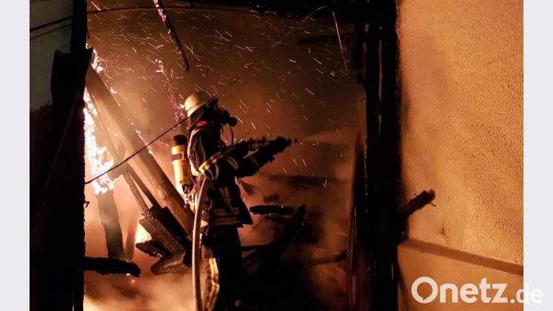 In Tiefenbach brannte am Dienstag eine Scheune komplett nieder. Die Feuerwehr war im Großeinsatz vor Ort. Bild: FFW Waldmünchen