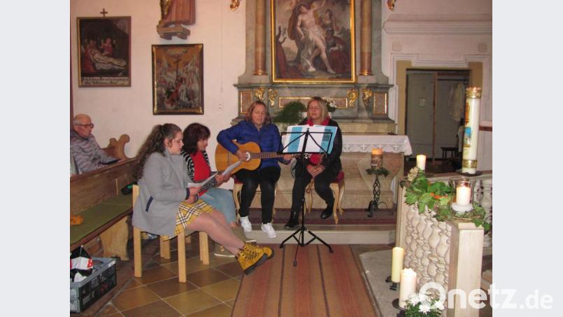 Die Familienmusik Schmid aus Heinrichskirchen bereichert mit Gesang, Gitarren- und Flötenstpiel und Gesang die Atempause in St. Moritz. Bild: sei