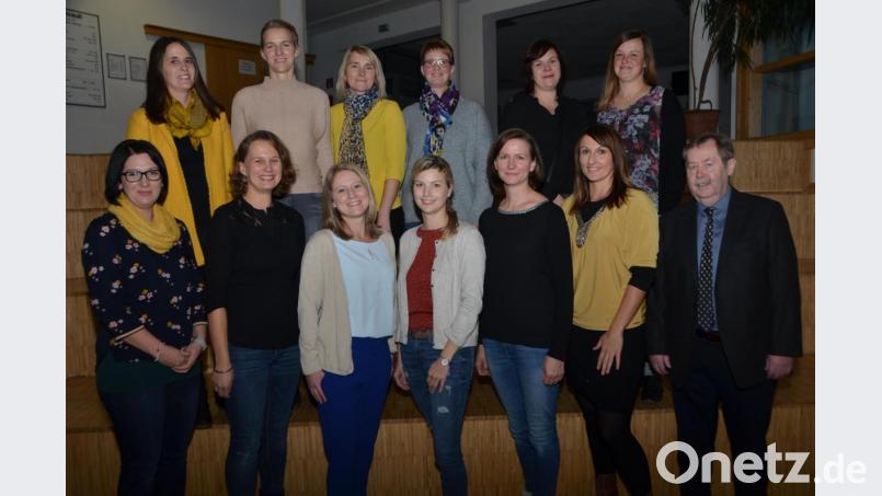 20 Jahre nach ihrem Realschulabschluss treffen sich zwölf der ehemaligen Schüler an der Bildungsstätte. Direktor Andreas Meier (rechts) unterrichtete damals die Klasse und leitet heute die Realschule. Bild: dob