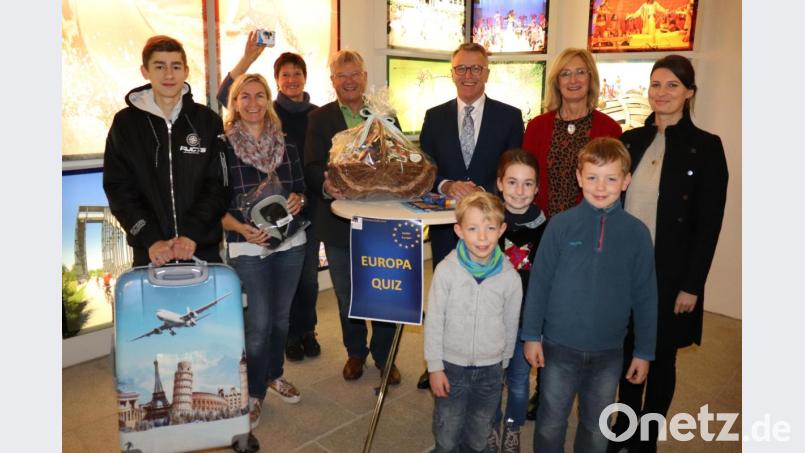 Philipp Heimerl, Petra Möstl, Brigitte Breusch-Veittinger, Konrad Zant, Franz Stahl, Herta Zölch und Stefanie Süß (hinten von links) mit den Kindern Benjamin, Johanna und Frederick (vorne von links) bei der Preisübergabe im Museumsquartier. Bild: Stadt Tirschenreuth