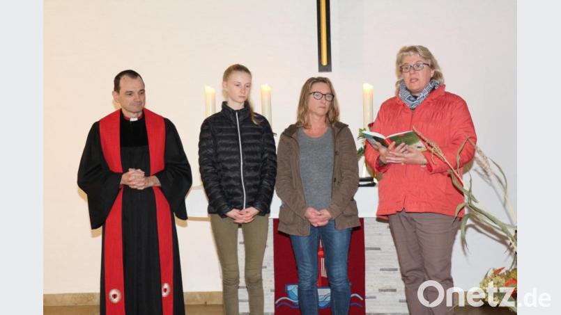 Das Kindergottesdienstteam, bestehend aus Paula Wolf, Evi Sloot und Christine Rupprecht (von links), gestaltet mit Pfarrer Klausfelder den Gottesdienst zum Gedenken an die Reformation statt. Bild: rpp