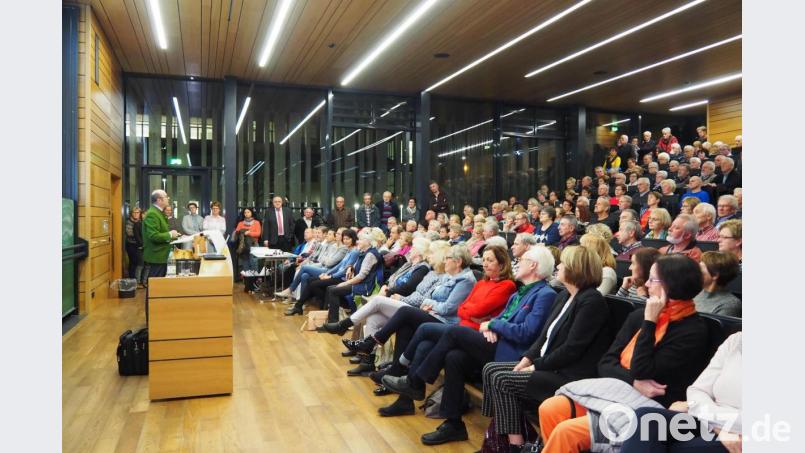 Auch mit Stehplätzen muss in den hinteren Rängen Vorlieb genommen werden. Bild: Bühner