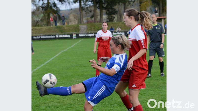 Verteidigerin Eva Theierl (rechts) ist mit ihrem Verein TV Nabburg momentan als Viertplatzierter in der Bezirksoberliga auf Meisterschaftskurs. Bild: ham