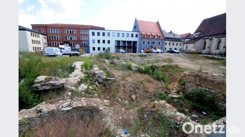 Nicht nur mit seinen Gräbern bis zurück in die Keltenzeit hat das Bürgerspitalgelände zuletzt für Aufsehen gesorgt. Jetzt überrascht es mit uraltem felsigen Untergrund und stark nachsickerndem Grundwasser. Dadurch fällt der zweigeschossige Plan für die Tiefgarage buchstäblich ins Wasser, sie erhält nur eine Ebene. Bild: Stephan Huber