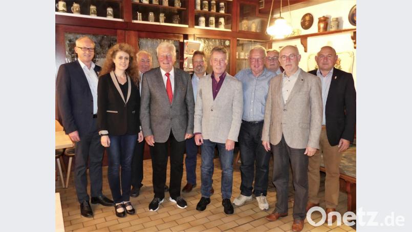 Zuversichtlich blicken die Vorstandsmitglieder des MGV Hahnbach zusammen mit Bürgermeister Bernhard Lindner und Chorleiterin Jana Müller (von links) sowie HKA-Vorsitzendem Georg Götz (rechts) in die Zukunft. Bild: ibj