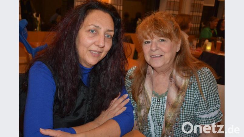 390 Euro Reinerlös konnte Organisatorin Christine Bleiber (rechts) an Tierheimleiterin Daniela Riedl überreichen, die sich dankbar für die Unterstützung zeigte. Bild: jr