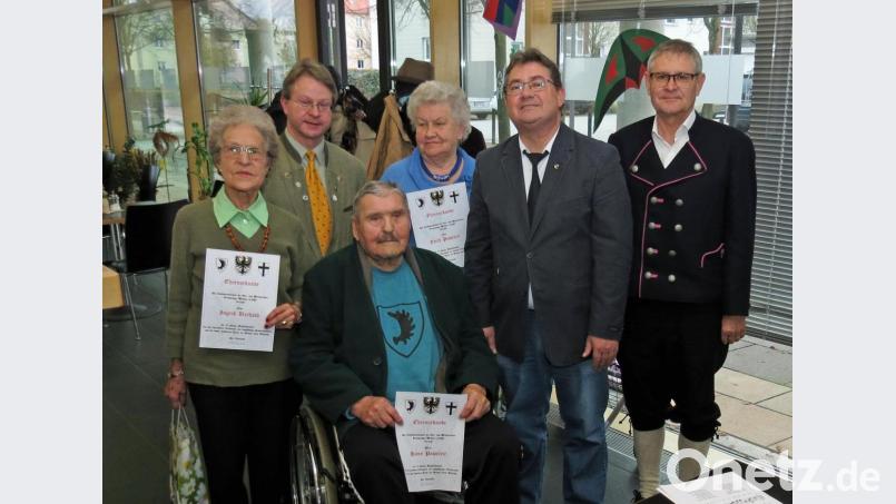 Seit 70 Jahren dabei sind Hans und Edith Poweleit und Ingrid Uschald. Urkunden und Ehrungen überreichen ihnen Vorsitzender Norbert Uschald (Zweiter von links) und stellvertretender Landesvorsitzender Rainer Claaßen (Zweiter von rechts). Bild: Dobmeier