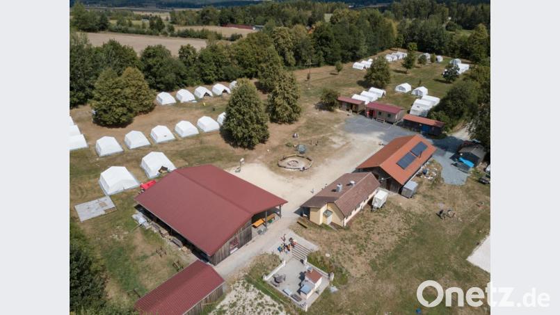 Auf dem weiträumigen Gelände mit Pool, Volleyballplatz und Feuerstelle gibt es reichlich Freiraum und Spielmöglichkeiten für die kleinen Entdecker. Bild: dtr