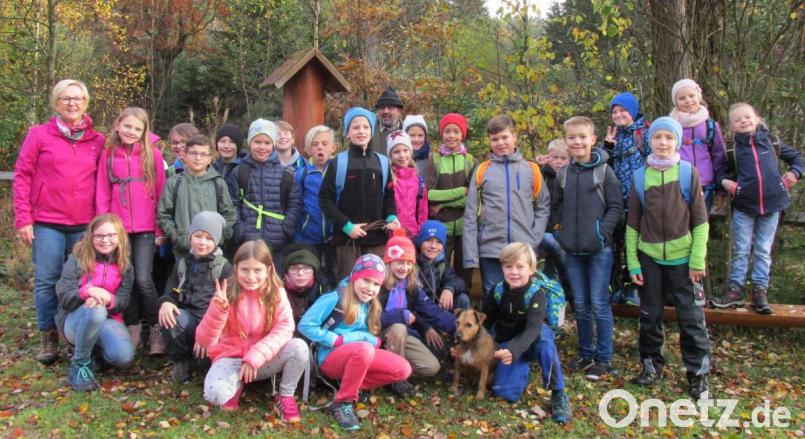 Knapp 30 Kinder waren mit ihren beiden Lehrerinnen in der Flötz zu Gast beim Kemnather Stadtförster Klaus Förster (Mitte hinten) und seinem treuen Jagdhund „Fanny“. Bild: mez