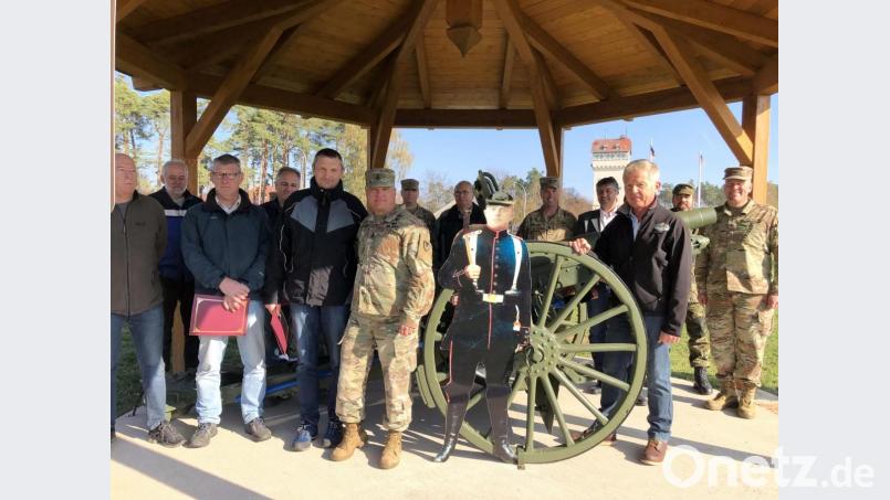 Eine restaurierte Haubitze soll an die Geburtsstunde des Grafenwöhrer Truppenübungsplatzes erinnern. Die Initiatoren des „First Shot Memorial“, Command Sergeant Major Michael Sutterfield (vorne, Mitte) und Buchautor Gerald Morgenstern (vorne, rechts) freuen sich über die Fertigstellung. Mit im Bild sind Oberst Adam Boyd, Oberstleutnant Florian Rommel, Bürgermeister Edgar Knobloch, Brigadegeneral Christopher Norrie und Heimatvereinsvorsitzender Willi Buchfelder (hinten). Bild: exb
