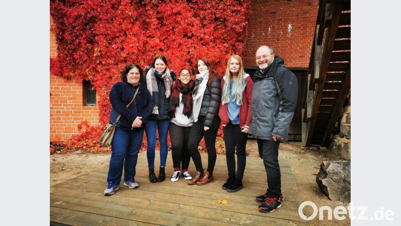 Die Schülerinnen Eva Ringer, Liane Cruz, Corinna Huber und Christina Welnhofer (ab Zweiter von links) reisten mit Studiendirektor Peter Ringeisen (rechts) und seiner Kollegin Regina Graf (links) nach Lettland. Das letzte Treffen dieses Projekts findet im April 2020 in Northampton (Großbritannien) statt. Bild: P. Ringeisen/exb
