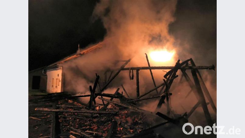 In Tiefenbach brannte am Dienstag eine Scheune komplett nieder. Bild: FFW Waldmünchen