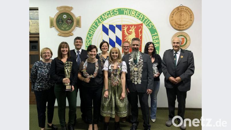 Die &quot;Hubertus&quot;-Schützen proklamieren ihre Schützenkönige und zeichneten die Pokalgewinner aus. Auf dem Bild sind (von links) Waldtraud Hörl, Andrea Rupprecht, Bürgermeister Edgar Knobloch, Verena Schuller, Martina Schönmann, Lea Dötsch, Stefan Fröch, Schützenkönig Günter Dötsch, Ina Schiemann und zweiter Schützenmeister Giselher Glatz. Bild: mor